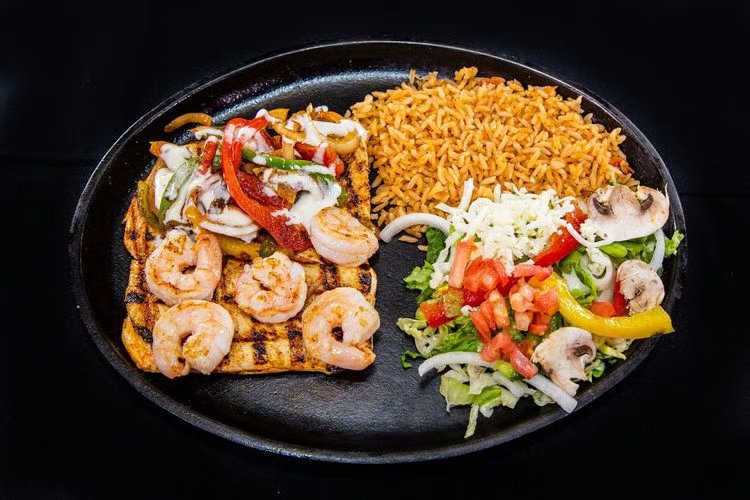 Comedor de Las Fuentes Mexican Restaurant con mesas y ambiente familiar